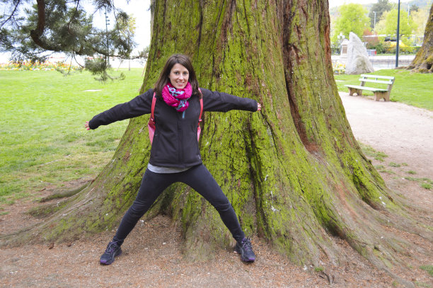 快乐的女人和大树图片下载