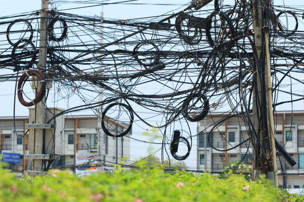 电线杆上缠结的电缆图片下载
