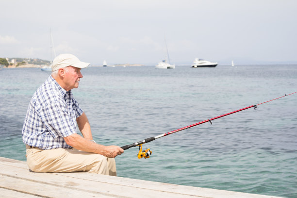 老人独自坐着钓鱼图片下载