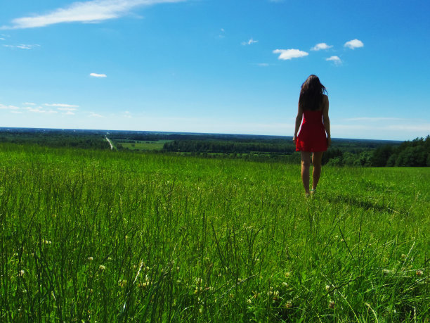 小山上穿着红裙子的女孩图片下载
