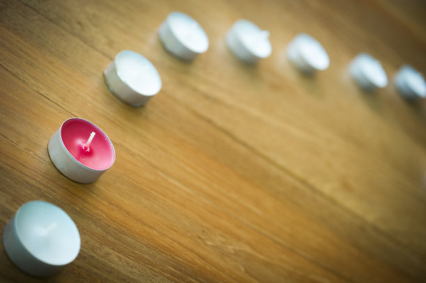 粉色的蜡烛白人图片下载