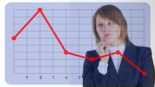 商业女性对虚拟屏幕至关重要图片下载