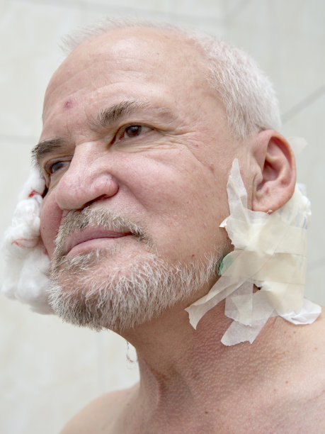 受伤的老人图片下载