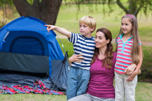 妈妈和孩子们在公园里玩得很开心图片下载