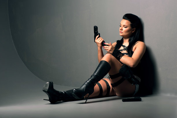 有枪的女孩图片下载