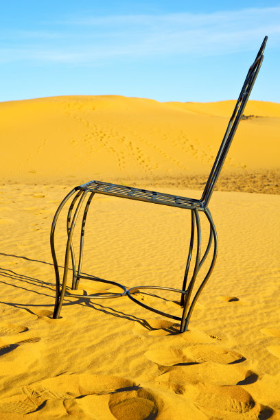 桌子和座位在沙漠黄沙图片下载