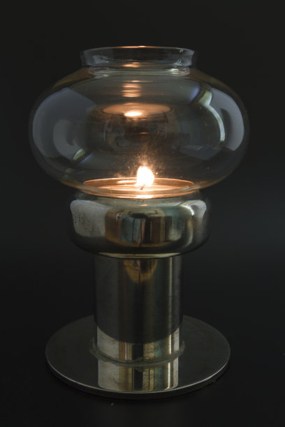 烛火在古董灯图片下载