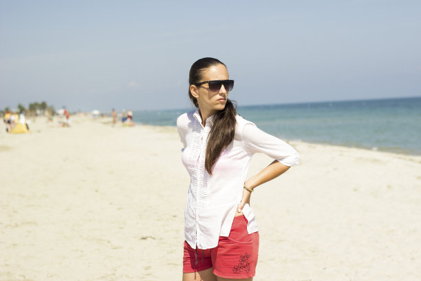 穿着白衬衫的女人在海边令人耳目一新图片下载