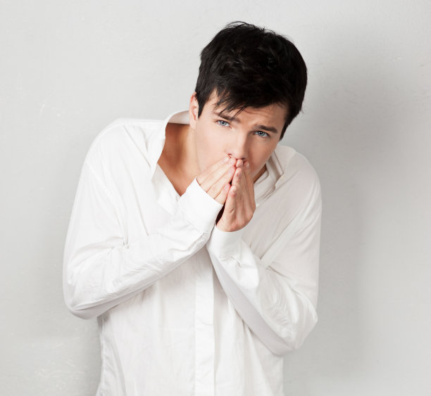 穿着白衬衫的白人性感男人图片下载