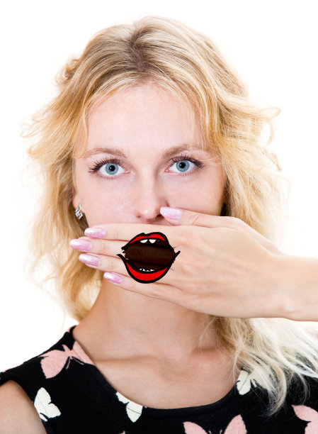 女孩用手捂着嘴。图片下载