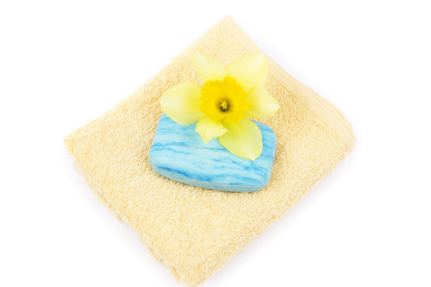 白色背景上有肥皂的毛巾图片下载