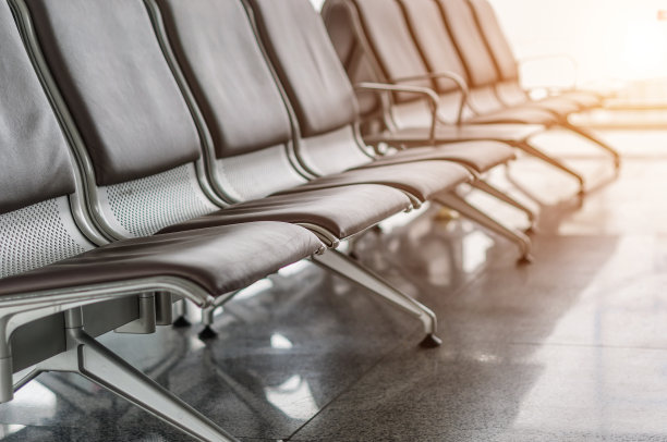 板凳在机场图片下载