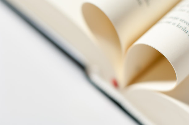 几页圣经弯曲成心形图片下载