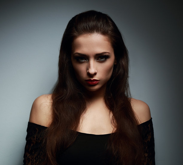 美丽的化妆黑发女人与神秘的深色眼影图片下载