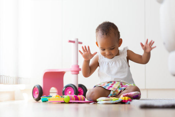 这是一个非洲裔美国小女孩玩耍的照片图片下载
