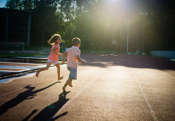 快乐的女孩和男孩跑图片下载