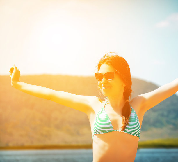 年轻女子在海滩上放松(滤镜图片)图片下载