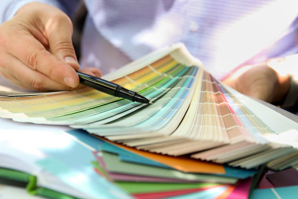 销售代理为设计项目选择颜色样品。图片下载