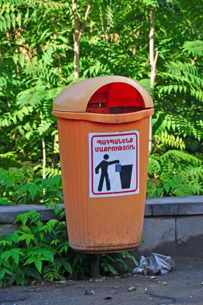 街上的垃圾桶。亚美尼亚图片下载
