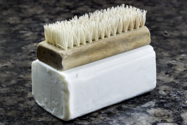 椰子皂上的旧刷子图片下载