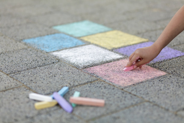 儿童用粉笔画画图片下载