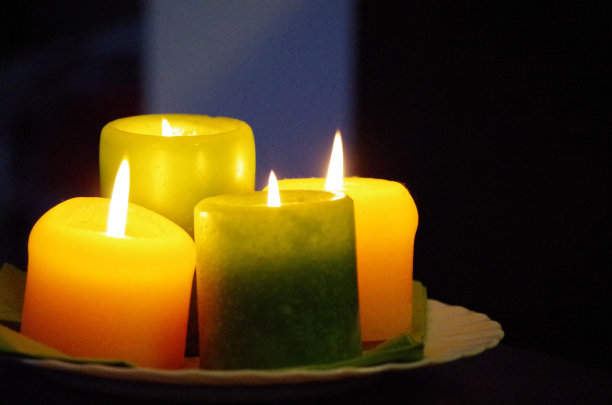 在夜晚点燃蜡烛素材图片