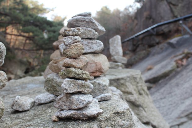 韩国首尔的石堆图片下载