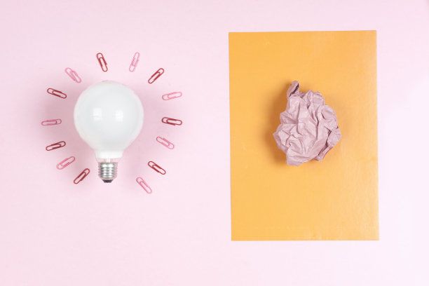 用皱巴巴的彩色纸和灯泡的好主意图片下载