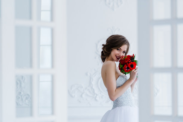 时尚照片美丽的新娘与鲜花花束图片下载