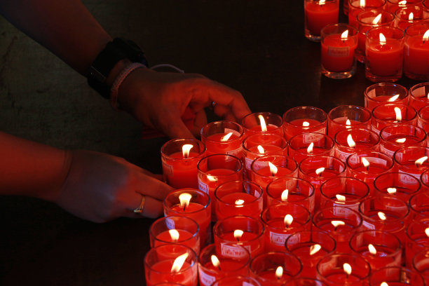 许多红烛在佛寺内部燃烧图片下载