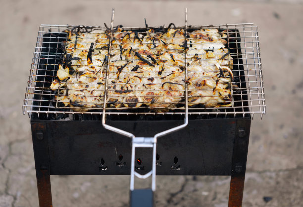 烤鸡、烤肉和洋葱图片下载