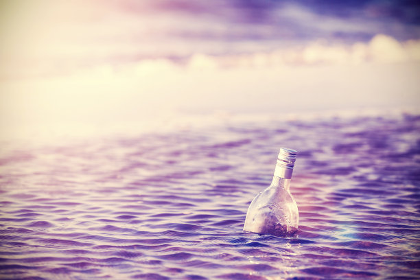 瓶装水伏特加，酒精问题概念。图片下载