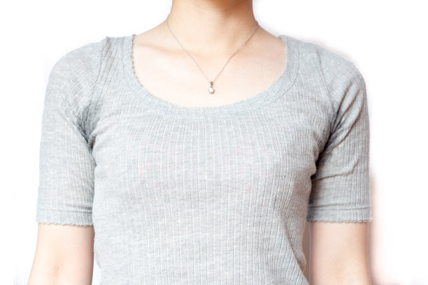 腋下有汗，穿着灰色衬衫的年轻女子图片下载