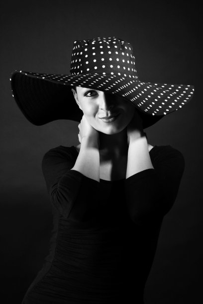 时尚肖像优雅的女人在黑色和白色的帽子图片下载