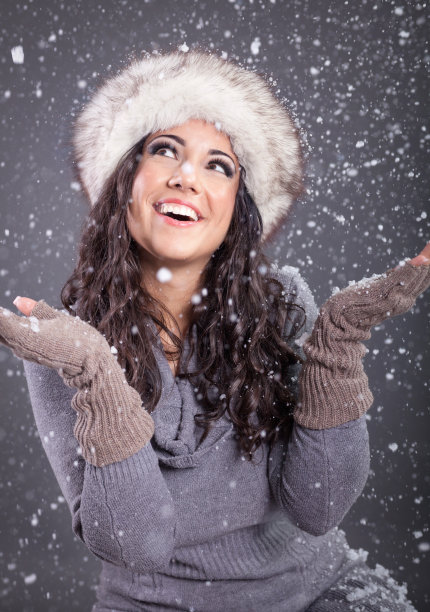 美丽的肖像年轻迷人的女人在下雪的圣诞节图片下载