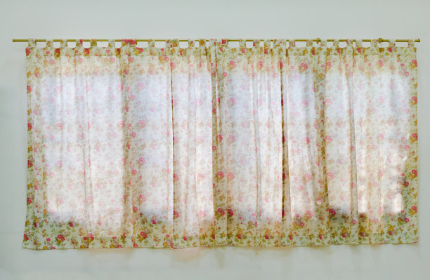 窗帘在窗户上有花的图案。图片下载