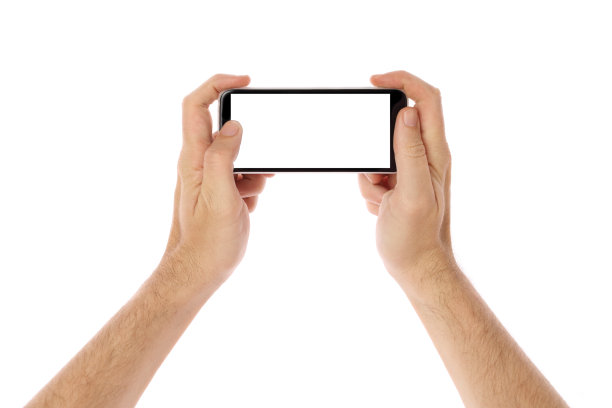 一名男子手持黑屏智能手机图片下载