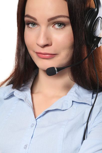 女客服人员，头戴耳机，面带微笑图片下载