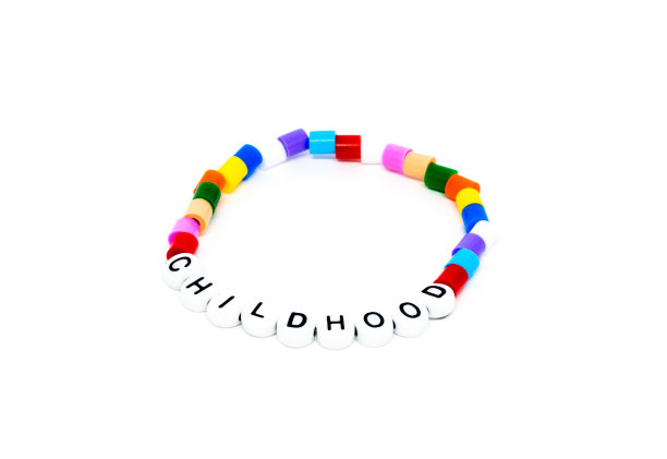 白色童年手链图片下载