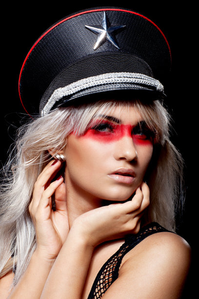 一个戴尖顶帽的女人的头像图片下载