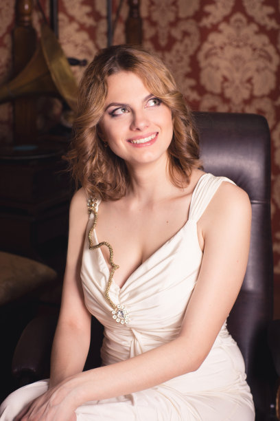 复古内饰背景上的漂亮女孩图片下载