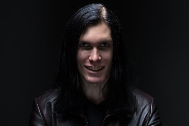 照片中的男子露出了牙齿图片下载