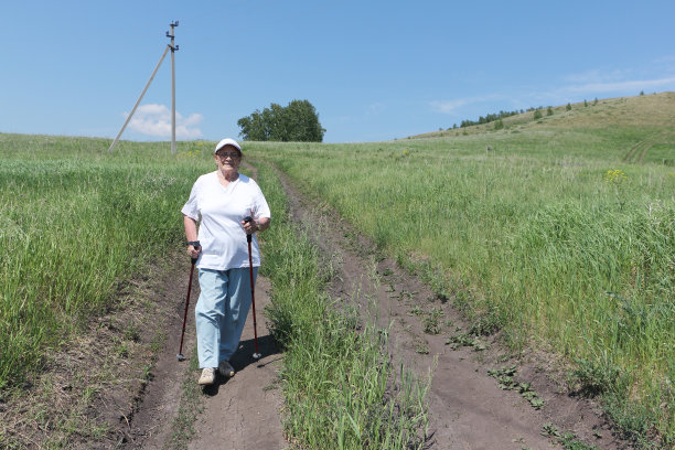 北欧徒步-老年妇女徒步旅行图片下载