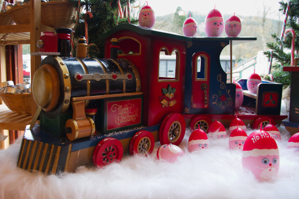 木制的圣诞火车和圣诞蜡烛图片下载