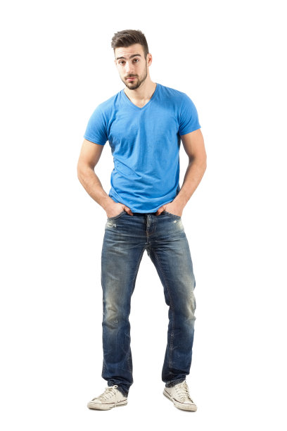 自信的年轻人向前走着图片下载