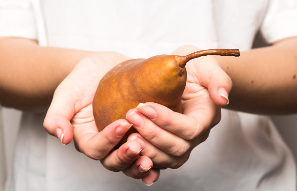 梨在手中图片下载