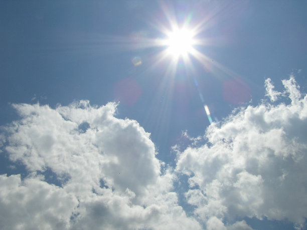 阳光下的云朵图片下载