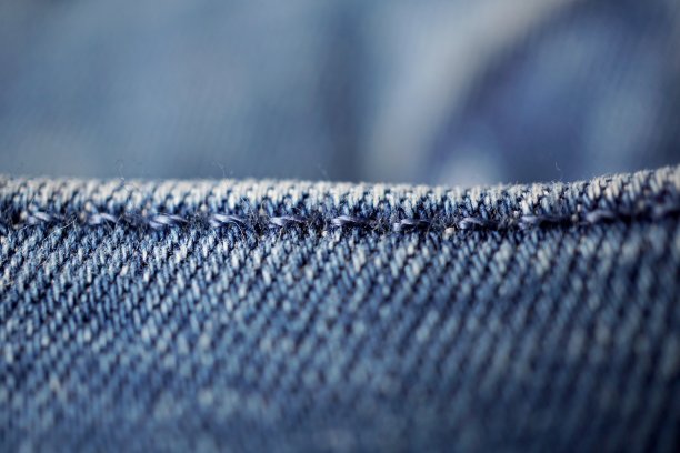 宏观细节的蓝色线缝合口袋的时尚牛仔裤图片下载