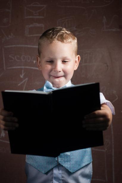 金发的小男生，穿着漂亮的西装，图片下载