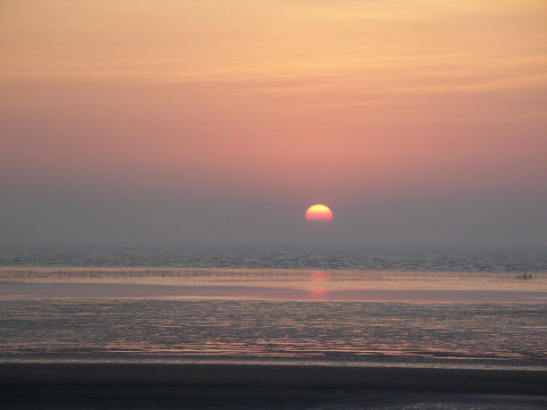 夕阳西下，天空是橙色的图片下载